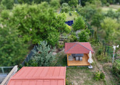 Na predaj SLNEČNÝ stavebný pozemok so starším rodinným domom v obci Kátlovce - fotografia 4