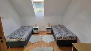 Na prenájom po rekonštrukcii 3-izbový byt 100 m2, v rodinnom dome pre 3 študentky kúsok od centra, Oblúková ulica, Trnava. - fotografia 4