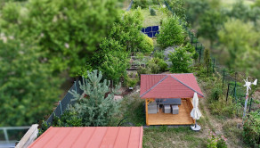 Na predaj SLNEČNÝ stavebný pozemok so starším rodinným domom v obci Kátlovce - fotografia 4