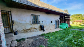 Na predaj SLNEČNÝ stavebný pozemok so starším rodinným domom v obci Kátlovce - fotografia 11