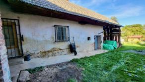 Na predaj SLNEČNÝ stavebný pozemok so starším rodinným domom v obci Kátlovce - fotografia 11