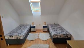 Na prenájom po rekonštrukcii 3-izbový byt 100 m2, v rodinnom dome pre maximálne pre 2 až 3 pracujúcich ľudí kúsok od centra, Oblúková ulica, Trnava. - fotografia 4