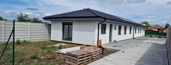 100% aktuálny ! Novostavba 4 izbový Rodinný Dom, 3x parkovacie miesto, pozemok 304 m2, fotovoltaika, Hrnčiarovce nad Parnou !