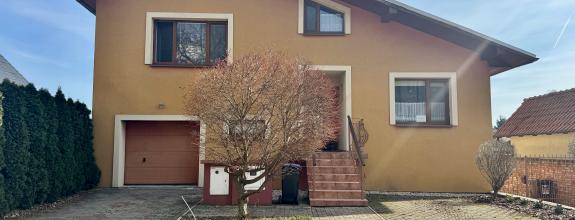 TOP PONUKA!! Na predaj priestranný 6.-izb. dvojgeneračný dom s garážou, 4x kúpeľňa, 612m2 pozemok, obec Smolenice
