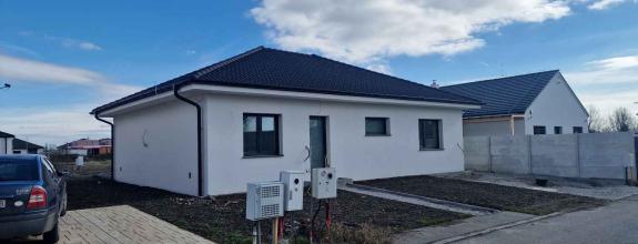 REALFINANC – 100% aktuálny! Novostavba 4 izbový tehlový rodinný dom byt 122 m2 + 3 x parkovacie miesto!