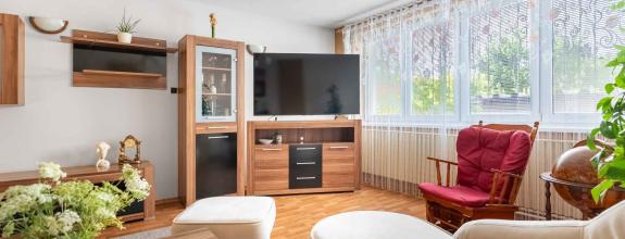 REALFINANC – 100% aktuálny! 35 ročný - 5 izbový rodinný dom s garážou, pozemok 692 m2, Opoj !