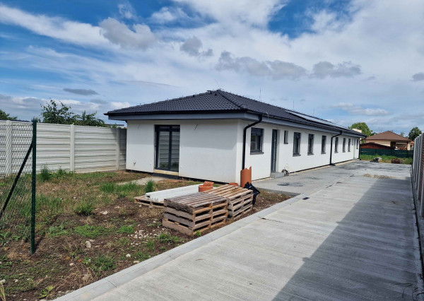100% aktuálny ! Novostavba 4 izbový Rodinný Dom, 3x parkovacie miesto, pozemok 304 m2, fotovoltaika, Hrnčiarovce nad Parnou !