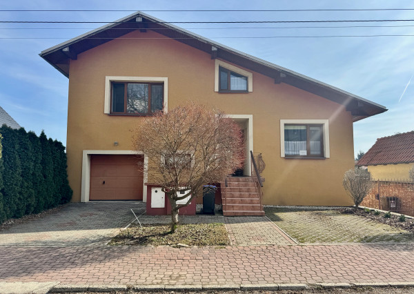 Na predaj zrekonštruovaný a plne vybavený penzión (15 lôžok) v malebnej obci Smolenice.