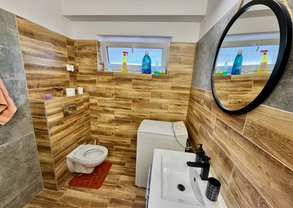 TOP PONUKA!! Na predaj priestranný 6.-izb. dvojgeneračný dom s garážou, 4x kúpeľňa, 612m2 pozemok, obec Smolenice