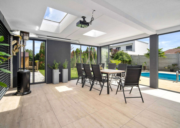 100% aktuálny! 8 ročná novostavba 6 izbového Rodinného Domu s 2 garážou na  pozemku 603 m2.