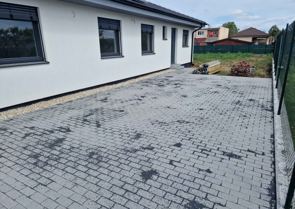 100% aktuálny ! Novostavba 4 izbový Rodinný Dom, 3x parkovacie miesto, pozemok 582 m2, fotovoltaika, Hrnčiarovce nad Parnou !