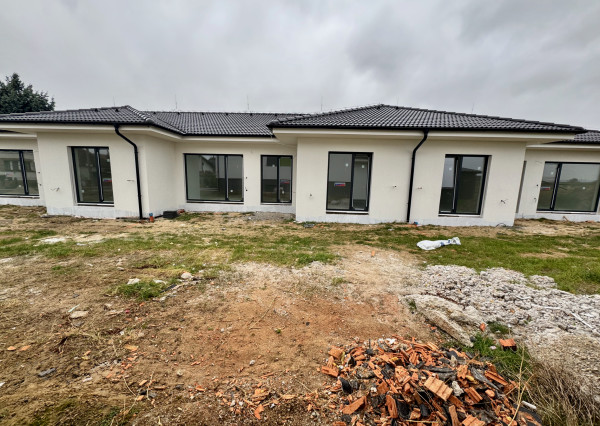 Na predaj NOVOSTAVBA 4.-izb. RD (v radovej zástavbe), hliníkové žalúzie, 2x park. miesto, 130m2 záhrada, obec Dolná Krupá