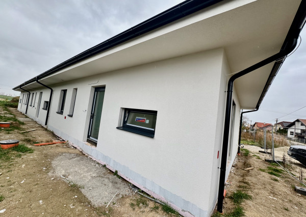 Na predaj NOVOSTAVBA 4.-izb. RD (v radovej zástavbe), hliníkové žalúzie, 2x park. miesto, 140m2 záhrada, obec Dolná Krupá