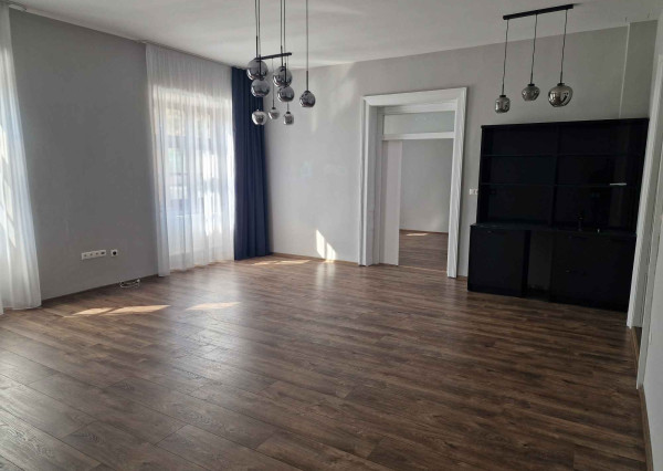 REALFINANC 100% aktuálny – Reprezentatívny moderný priestor v historickom centre mesta Trnava.