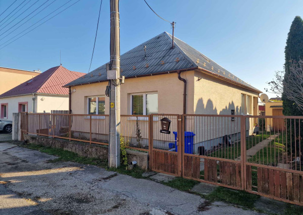 REALFINANC – 100% aktuálny! Čiastočne zrekonštruovaný rodinný dom so samostatnou garážou na pozemku o výmere 703 m2.