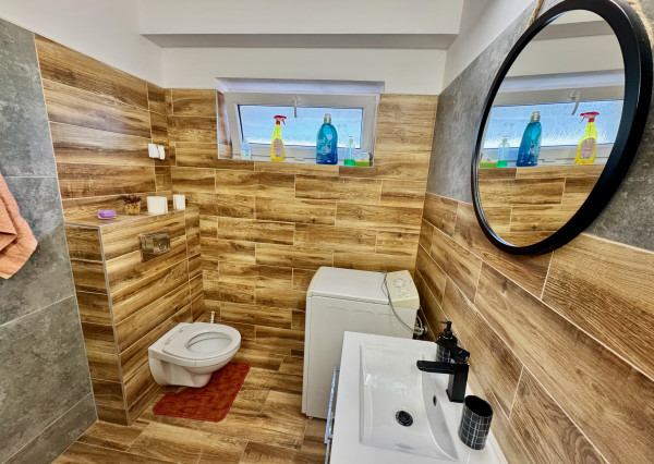 TOP PONUKA!! Na predaj priestranný 6.-izb. dvojgeneračný dom s garážou, 4x kúpeľňa, 612m2 pozemok, obec Smolenice