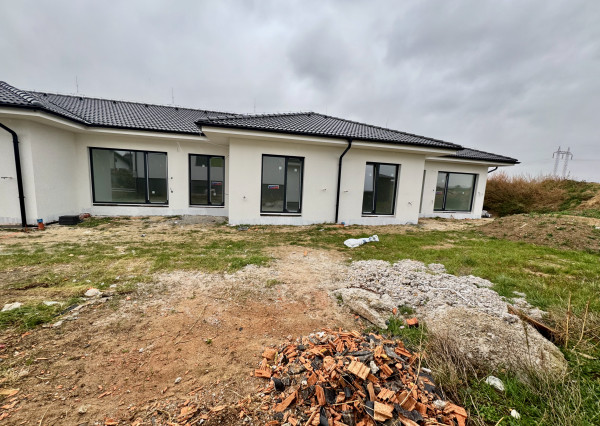 Na predaj NOVOSTAVBA 4.-izb. RD (v radovej zástavbe), hliníkové žalúzie, 2x park. miesto, 140m2 záhrada, obec Dolná Krupá