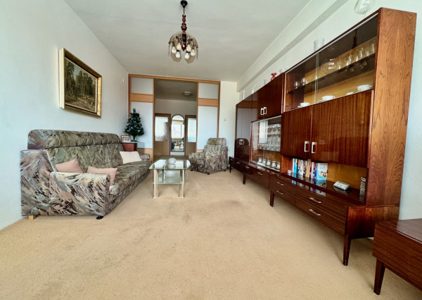 Ponúkam na predaj v centre mesta veľký tehlový 3 izbový byt s halou + veľká loggia veľkou pivnicou a garážou v uzatvorenom dvore