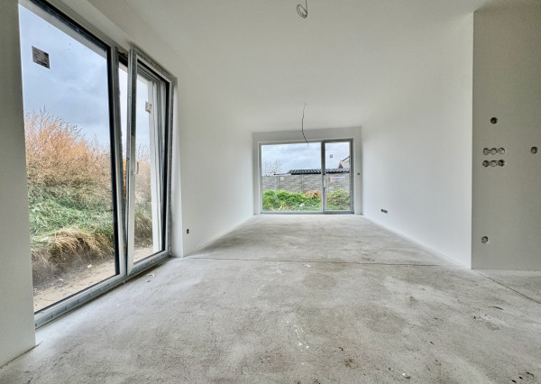 Na predaj NOVOSTAVBA 4.-izb. RD (v radovej zástavbe), hliníkové žalúzie, 2x park. miesto, 218m2 záhrada, obec Dolná Krupá