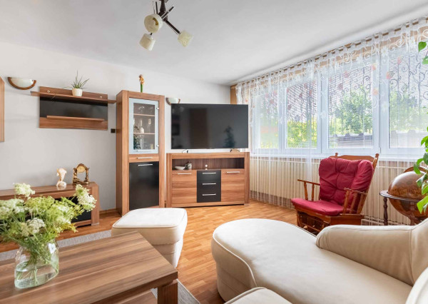 REALFINANC – 100% aktuálny! 35 ročný - 5 izbový rodinný dom s garážou, pozemok 692 m2, Opoj !