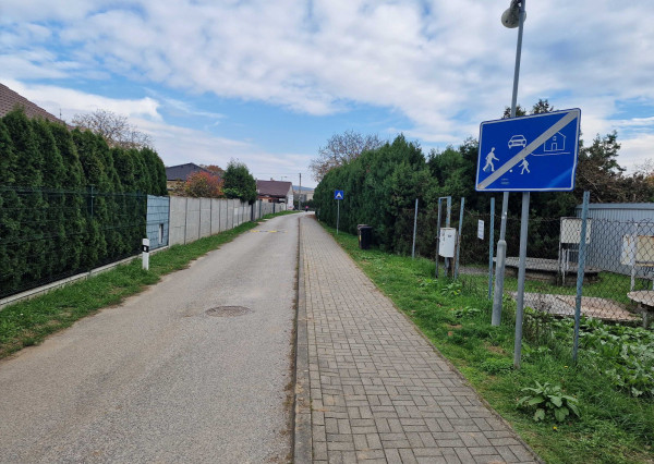 REALFINANC – 100% aktuálny! Stavebný pozemok celkom 959 m2, tichá ulica obec Madunice !!!