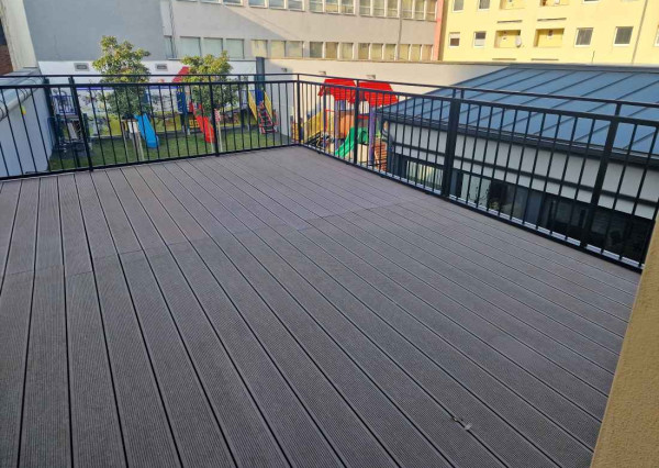 REALFINANC 100% aktuálny – Reprezentatívny moderný 1 izbový byt 63 m2 + terasa 20 m2 v historickom centre mesta Trnava.