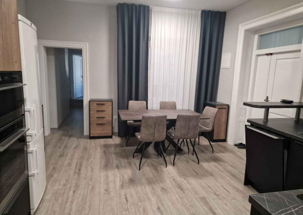 REALFINANC 100% aktuálny – Reprezentatívny moderný priestor v historickom centre mesta Trnava.