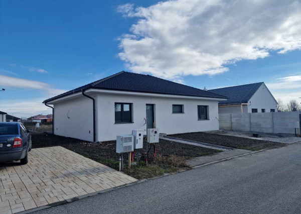 REALFINANC – 100% aktuálny! Novostavba 4 izbový tehlový rodinný dom byt 122 m2 + 3 x parkovacie miesto!