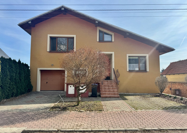 Na predaj zrekonštruovaný a plne vybavený penzión (15 lôžok) v malebnej obci Smolenice.