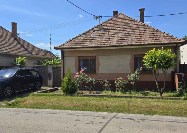 REALFINANC – 100% aktuálny! Čiastočne zrekonštruovaný 4 izbový rodinný dom so samostatnou garážou na pozemku o výmere 801 m2 v obci Jablonec ( len 10 minút cesty autom od Trnavy, 10 minút do Modry)