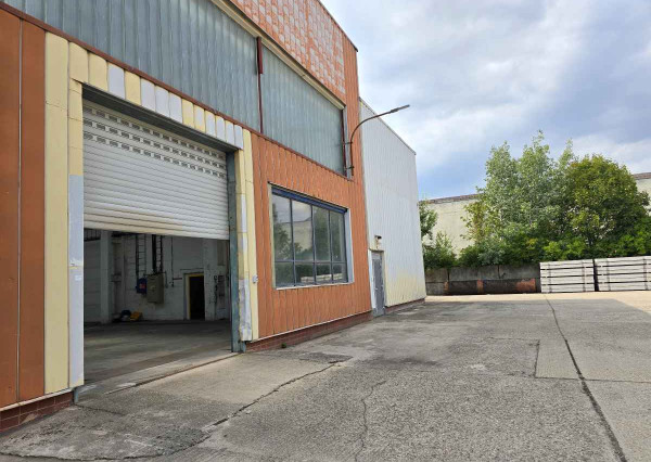 REALFINANC – 100% aktuálny! Prenájom pre výrobu alebo skladovanie priestory 643,7 m2, vzialený len 200 m od obchvatu na Chovateľskej ulici, Trnava.