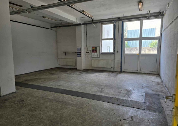 REALFINANC – 100% aktuálny! Prenájom pre výrobu alebo skladovanie priestory ktoré sa skladajú z dvoch prepojených častí spolu 193,5 m2, cca 200 m od obchvatu na Chovateľskej ulici, Trnava.