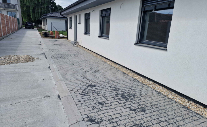 100% aktuálny ! Novostavba 4 izbový Rodinný Dom, 3x parkovacie miesto, pozemok 304 m2, fotovoltaika, Hrnčiarovce nad Parnou ! - fotografia 1