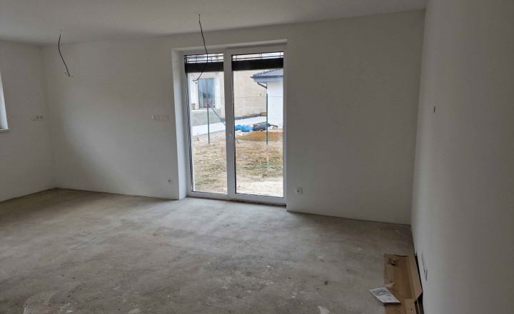 100% aktuálny ! Novostavba 4 izbový Rodinný Dom, 3x parkovacie miesto, pozemok 304 m2, fotovoltaika, Hrnčiarovce nad Parnou ! - fotografia 9