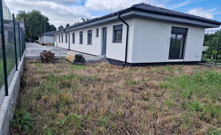100% aktuálny ! Novostavba 4 izbový Rodinný Dom, 3x parkovacie miesto, pozemok 582 m2, fotovoltaika, Hrnčiarovce nad Parnou !