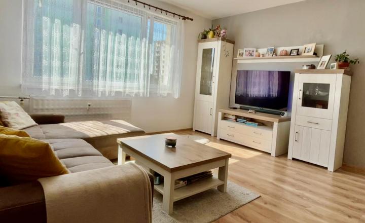 TOP LOKALITA!! Zariadený 3.-izb. byt s loggiou po rekonštrukcii na Družbe - fotografia 3