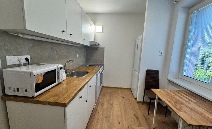Prenájom veľký 3.-izb. novo zrekonštruovaný byt s loggiou v top lokalite blízko centra mesta a žel. stanice na Hospodárskej ul. - fotografia 8