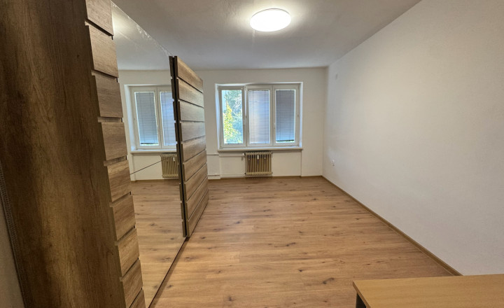 Prenájom veľký 3.-izb. novo zrekonštruovaný byt s loggiou v top lokalite blízko centra mesta a žel. stanice na Hospodárskej ul. - fotografia 12