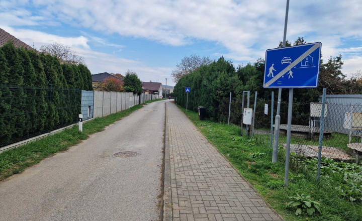 REALFINANC – 100% aktuálny! Stavebný pozemok celkom 959 m2, tichá ulica obec Madunice !!!