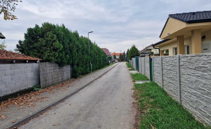 REALFINANC – 100% aktuálny! Stavebný pozemok celkom 959 m2, tichá ulica obec Madunice !!! - fotografia 2