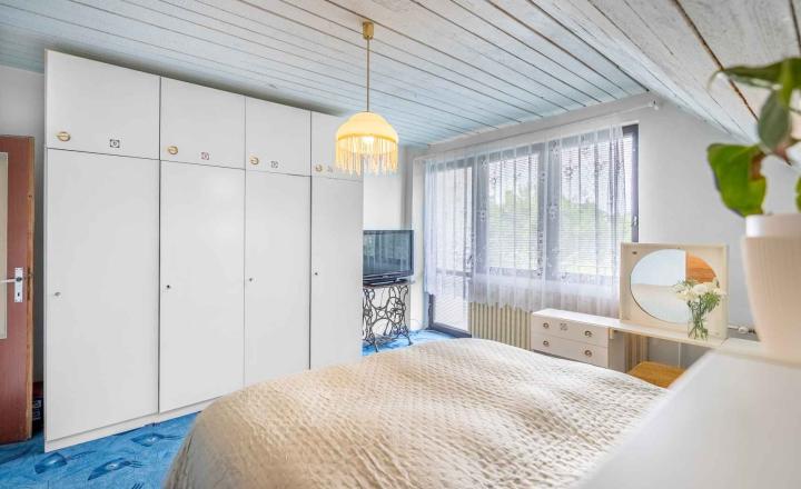 REALFINANC – 100% aktuálny! 35 ročný - 5 izbový rodinný dom s garážou, pozemok 692 m2, Opoj ! - fotografia 7