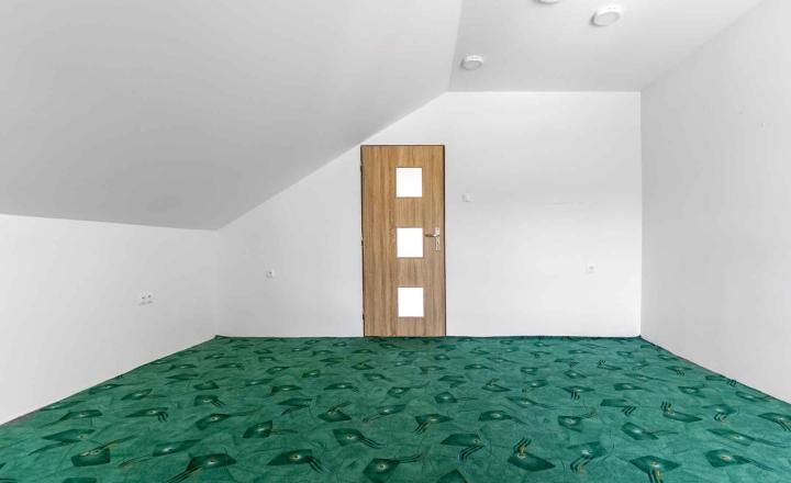 REALFINANC – 100% aktuálny! 35 ročný - 5 izbový rodinný dom s garážou, pozemok 692 m2, Opoj ! - fotografia 8