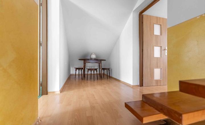 REALFINANC – 100% aktuálny! 35 ročný - 5 izbový rodinný dom s garážou, pozemok 692 m2, Opoj ! - fotografia 12