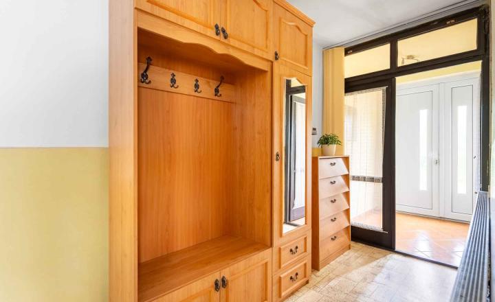 REALFINANC – 100% aktuálny! 35 ročný - 5 izbový rodinný dom s garážou, pozemok 692 m2, Opoj ! - fotografia 16