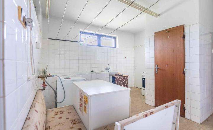 REALFINANC – 100% aktuálny! 35 ročný - 5 izbový rodinný dom s garážou, pozemok 692 m2, Opoj ! - fotografia 17