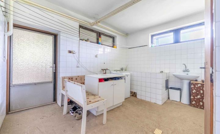 REALFINANC – 100% aktuálny! 35 ročný - 5 izbový rodinný dom s garážou, pozemok 692 m2, Opoj ! - fotografia 18
