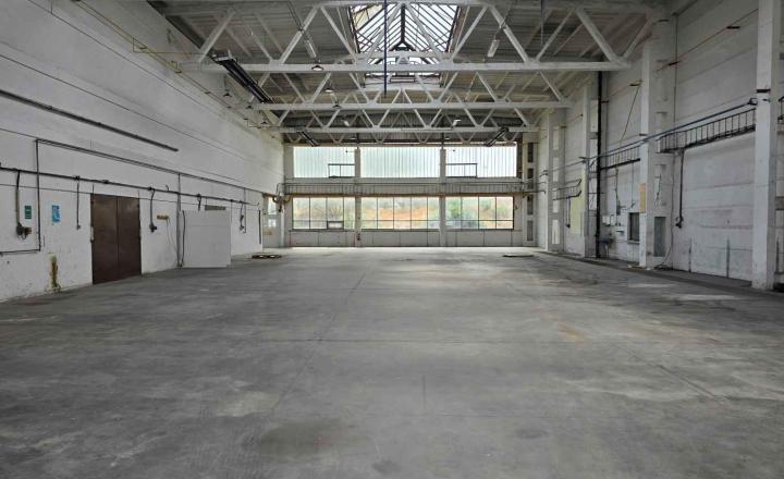 REALFINANC – 100% aktuálny! Prenájom pre výrobu alebo skladovanie priestory 643,7 m2, vzialený len 200 m od obchvatu na Chovateľskej ulici, Trnava. - fotografia 3