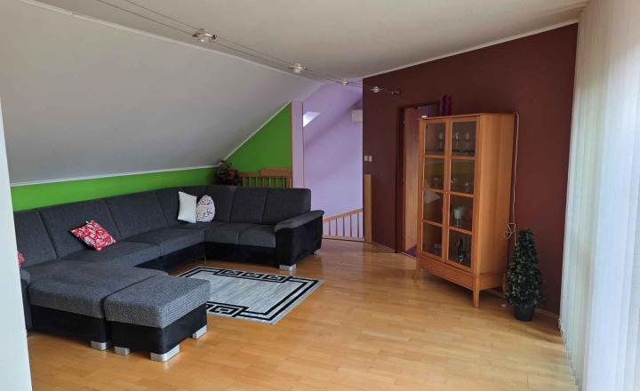 Na prenájom po rekonštrukcii 3-izbový byt 100 m2, v rodinnom dome pre 3 študentky kúsok od centra, Oblúková ulica, Trnava. - fotografia 1