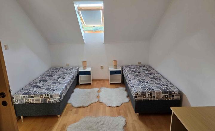 Na prenájom po rekonštrukcii 3-izbový byt 100 m2, v rodinnom dome pre 3 študentky kúsok od centra, Oblúková ulica, Trnava. - fotografia 3