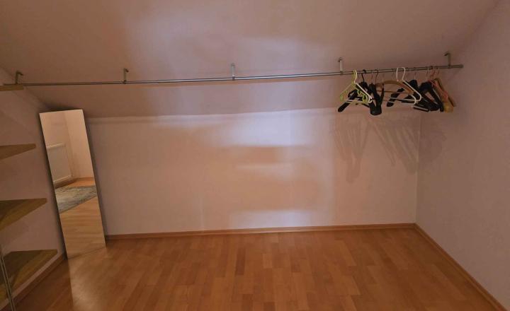Na prenájom po rekonštrukcii 3-izbový byt 100 m2, v rodinnom dome pre 3 študentky kúsok od centra, Oblúková ulica, Trnava. - fotografia 4